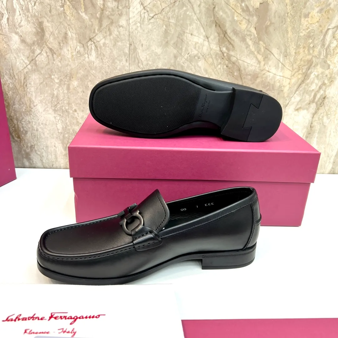 Original quality P780 Brand: Ferragamo Standard size: Men's size 39–44 (38.45 can be customized) Grade: Same style as the official website High-quality men's shoes Material: Customized first-layer calfskin with water-dyed cowhide lining Cowhide tiptoe Original non-slip and wear-resistant rubber outsole Style category: Men's formal business leather shoes are young and fashionable European and American trends British style Casual matching and comfortable feet Color: actual picture